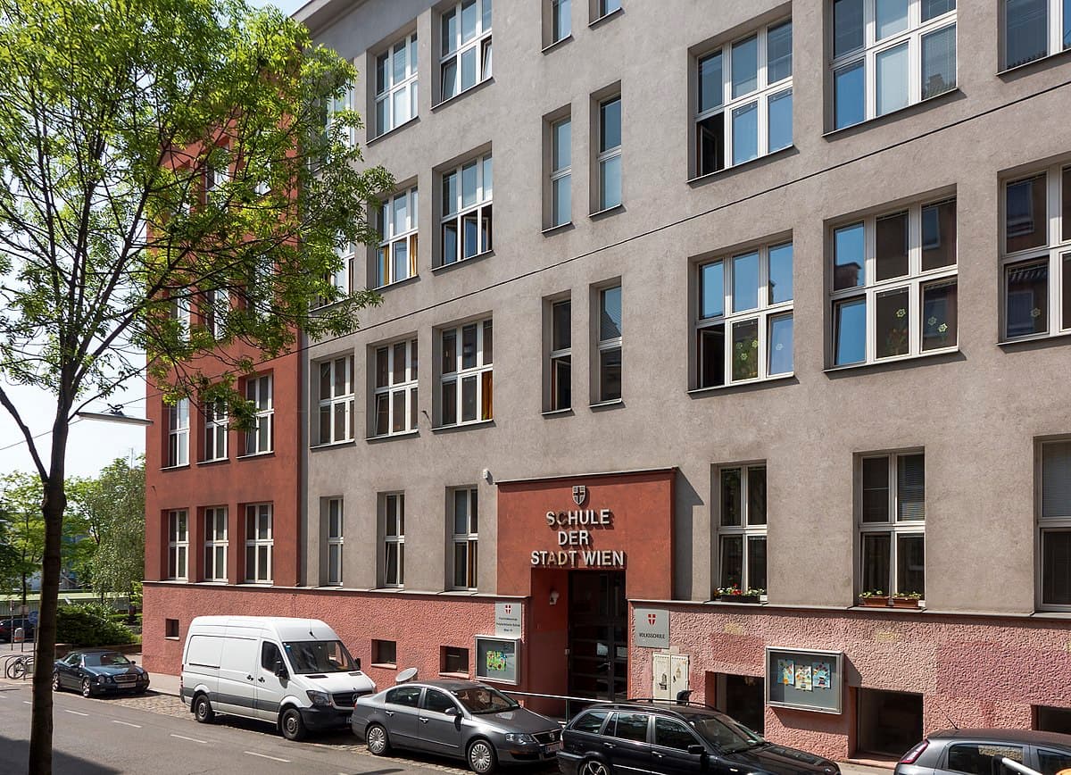 POLY 15 Wien