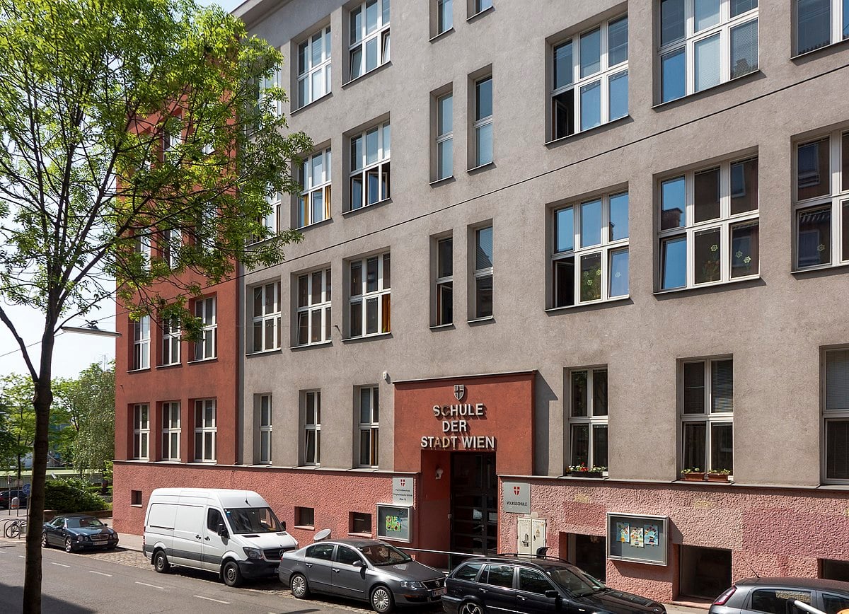 POLY 15 Wien